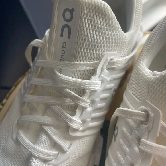 On Cloud Running White Low-Top Mesh Trainer 8.5 - Picture 3 of 15